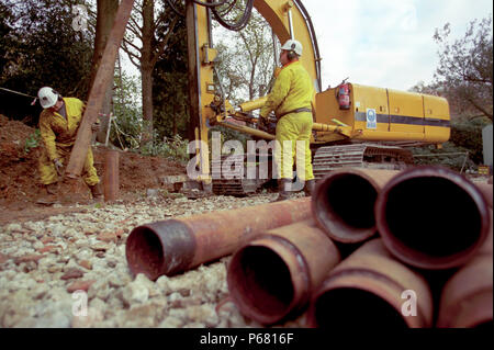 Ingegneria di fondazione. Stabilizzazione del suolo e conficcando pali in corso. Foto Stock