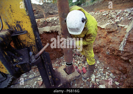 Ingegneria di fondazione. Stabilizzazione del suolo e conficcando pali in corso. Foto Stock