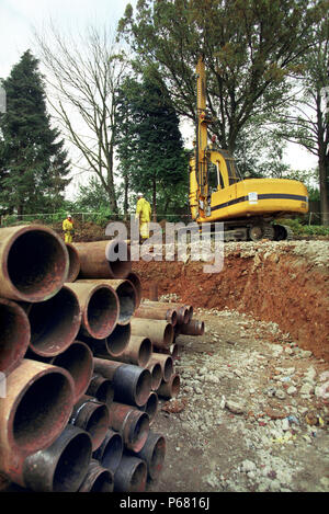 Ingegneria di fondazione. Stabilizzazione del suolo e conficcando pali in corso. Foto Stock