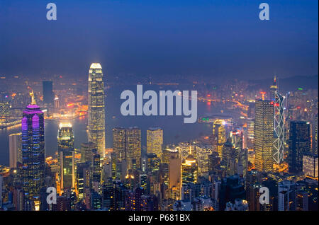 Hong Kong Business District da Victoria Peak con centro finanziario internazionale, Hong Kong, Cina Foto Stock