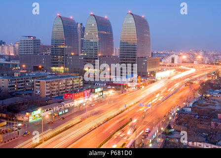 Nightview di Xihuan Square, un nuovo centro affari a Pechino in Cina Foto Stock