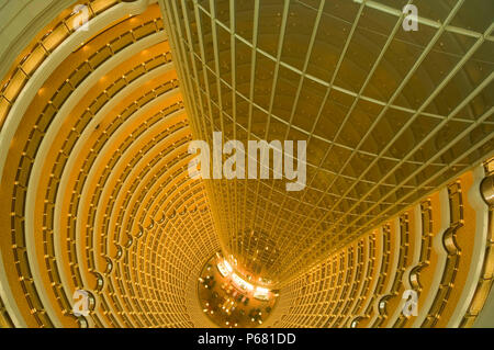 Jin Mao Building. Vista guardando verso il basso in un atrio del Grand Hyatt Hotel di Shanghai. L'hotel è all'interno della 88-storia Torre Jin Mao in Pudong New Foto Stock