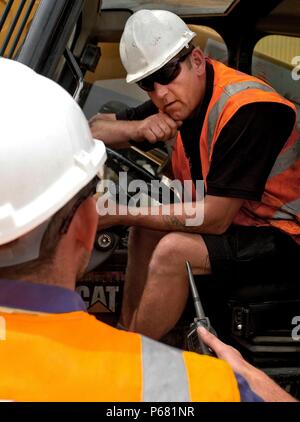 "Carrello elevatore driver sul sito in costruzione, London, Regno Unito " Foto Stock