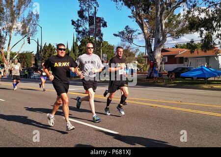 Il Mag. Gen. Mark Palzer, 79th SSC Comandante Generale (sinistra), Briga. Gen. David Elwell, 311th comitato Comandante Generale (centro), sia da parte dell'esercito di riserva, sono unite da Brig. Gen. Malcolm Frost, US Army il capo degli affari pubblici (destra), durante i Louis Zamperini Forze Armate Giorno 5K eseguire in Torrance, California Maggio 21, 2016. Foto Stock