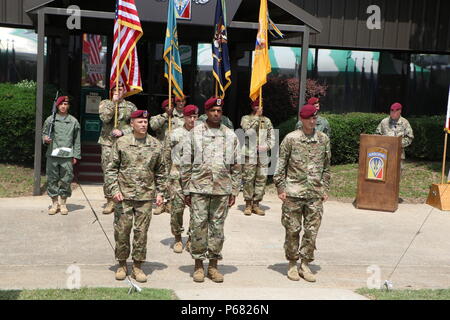 Brig. Gen. Gary Brito, centro, comandante della Joint Readiness Training Center e Fort Polk, presiede il cambiamento di cerimonia di comando 23 Maggio a Fort Polk, Louisiana per operazioni JRTC Gruppo dove Col. Christopher LaNeve, a sinistra è il comandante uscente al comandante provvisorio per il gruppo Operations, Col. Contrassegnare Olin, destra. Foto Stock