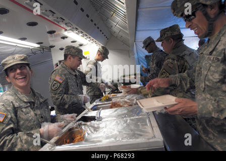 Dopo una lunga giornata di erigere tende e che istituisce le capacità operative, food service specialist dal 224th supporto vigili del Quartier Generale della Società è servito un pasto caldo a annichilita truppe dal loro container Unità di cucina presso il Camp Roberts, 15 maggio. La brigata è arrivato sul sito la scorsa settimana a sostegno della California esercito nazionale della guardia 2016 formazione annuale evento. (U.S. Foto dell'esercito da Staff Sgt. Melissa legno/RILASCIATO) Foto Stock