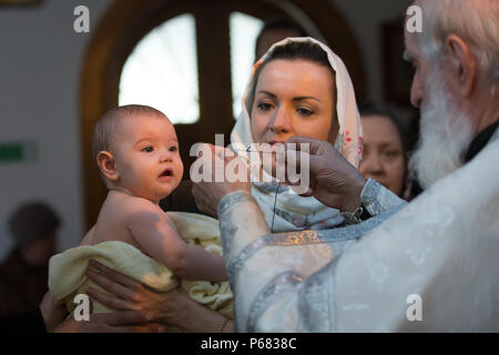 La Bielorussia, Gomel, 25 marzo. 2018. La Chiesa Prudhkovsky.Vestire una croce ortodossa per un bambino Foto Stock