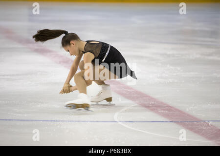 La Bielorussia, Gomel, 3 marzo 2018. Palazzo del ghiaccio. Concorsi nel pattinaggio di figura tra i bambini.La ragazza figura pattinatore esegue un elemento complesso. Professione Foto Stock