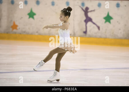 La Bielorussia, Gomel, 3 marzo 2018. Palazzo del ghiaccio. Concorsi nel pattinaggio di figura tra i bambini.Il piccolo pattinatore esegue il programma. Una ragazza sui pattini prendere Foto Stock