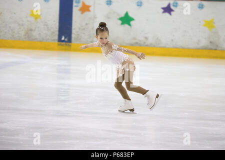 La Bielorussia, Gomel, 3 marzo 2018. Palazzo del ghiaccio. Concorsi nel pattinaggio di figura tra i bambini.Un bambino nel pattinaggio di figura i concorsi Foto Stock