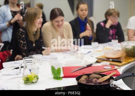 La Bielorussia Minsk, Marzo 21, 2017. Scuola di cucina. Una lezione aperta sulla cucina francese.Le persone nella classe master per la cottura. Imparare a cucinare Foto Stock