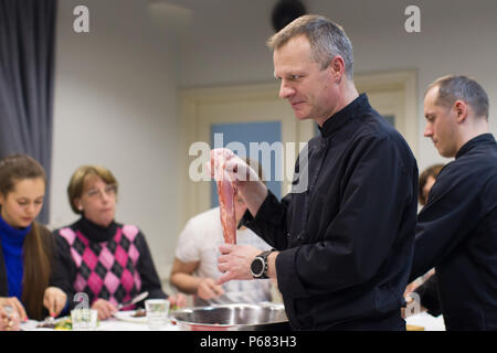 La Bielorussia Minsk, Marzo 21, 2017. Scuola di cucina. Una lezione aperta sulla cucina francese. Il cuoco vi insegna a cucinare il cibo. Master class cooking. Chef l Foto Stock