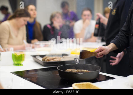 La Bielorussia Minsk, Marzo 21, 2017. Scuola di cucina. Una lezione aperta sulla cucina francese. Il cuoco vi insegna a cucinare il cibo. Master class cooking. Chef l Foto Stock