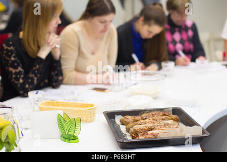 La Bielorussia Minsk, Marzo 21, 2017. Scuola di cucina. Una lezione aperta sulla cucina francese.Le persone nella classe master per la cottura. Imparare a cucinare Foto Stock