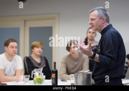 La Bielorussia Minsk, Marzo 21, 2017. Scuola di cucina. Una lezione aperta sulla cucina francese. Il cuoco vi insegna a cucinare il cibo. Master class cooking. Chef l Foto Stock