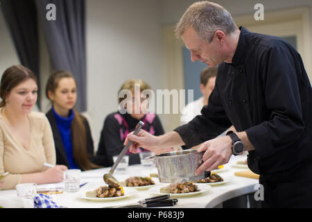 La Bielorussia Minsk, Marzo 21, 2017. Scuola di cucina. Una lezione aperta sulla cucina francese.il cuoco prepara la zuppa per la master class. Per insegnare a cucinare. Foto Stock