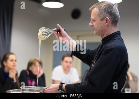 La Bielorussia Minsk, Marzo 21, 2017. Scuola di cucina. Una lezione aperta sulla cucina francese.master class di cucina. Il cuoco vi insegna a cucinare la pasta Foto Stock