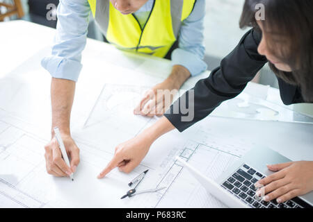 Mani di architetti che lavorano su progetti in ufficio, il fuoco selettivo Foto Stock