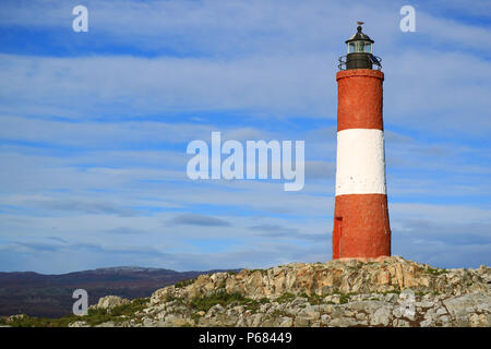 Rosso e bianco faro colorato su una piccola isola nel Canale del Beagle, Ushuaia, Tierra del Fuego, Argentina Foto Stock