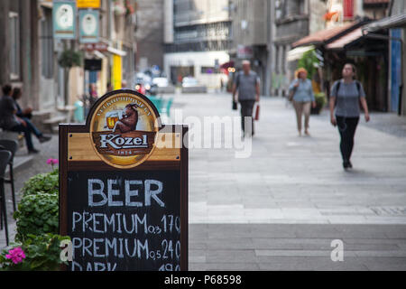 A Belgrado, in Serbia - Giugno 17, 2018: Kozel logo di birra in una strada pedonale con i prezzi dei diversi tipi di birra di marca. Kozel è uno del mos Foto Stock