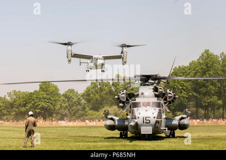 Un U.S. Marine Corps MV-22 Osprey con Marine mezzo squadrone Tiltrotor 261, 24 Marine Expeditionary Unit, arriva a Eisenhower Park durante il giorno militare come parte della flotta alla settimana in Prato est, New York, 28 maggio 2016. Stati Uniti Marines e i marinai sono in visita per interagire con il pubblico e dimostrare le funzionalità e insegnare alla gente di New York circa l'America servizi marittimi. (U.S. Marine Corps foto di 24th MEU combattere lancia fotocamera Cpl. Hernan Vidana/rilasciato) Foto Stock