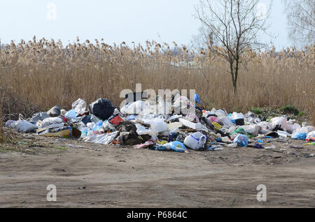 L'immondizia è imballato con rifiuti e rifiuti. Rimozione prematura di spazzatura in aree popolate . Foto Stock