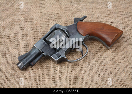 Revolver sullo sfondo di tela Foto Stock
