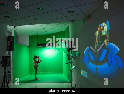 New York, Stati Uniti d'America, 28 giugno 2018. Una donna crea un disegno in una realtà virtuale center di New York City. Foto di Enrique Shore Foto Stock