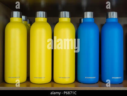 Bottiglie thermos per bevande calde e fredde, foto stock Foto stock - Alamy