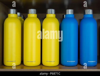 Bottiglie thermos per bevande calde e fredde, foto stock Foto