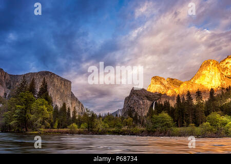 Parco Nazionale di Yosemite la vista della valle in tarda serata. El Capitan e Bridalveil Falls può essere visto. Foto Stock