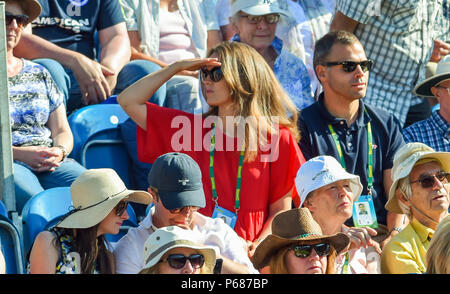 Andy Murrays moglie Kim (in rosso) orologi lui prendere su Stan Wawrinka nel il loro match di primo turno durante la natura Valle torneo internazionale di tennis in Devonshire Park in Eastbourne East Sussex Regno Unito. Il 25 giugno 2018 Foto Stock