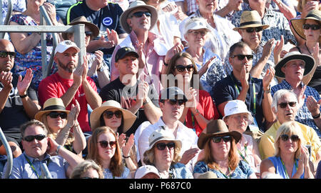 Andy Murrays moglie Kim (in rosso) orologi lui prendere su Stan Wawrinka nel il loro match di primo turno durante la natura Valle torneo internazionale di tennis in Devonshire Park in Eastbourne East Sussex Regno Unito. Il 25 giugno 2018 Foto Stock