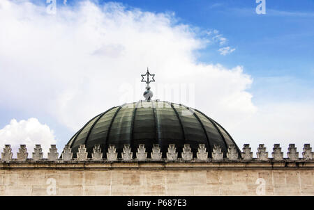 Cupola della sinagoga con il segno della stella di davide per giorno Foto Stock