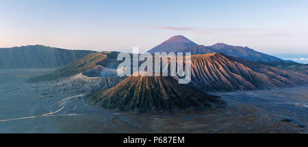 Panoramica Monte Bromo vulcanica, famosa meta di viaggio e di attrazione turistica in Indonesia in mattinata Foto Stock