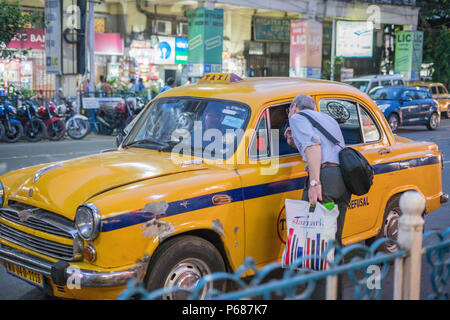 Ambasciatore giallo Taxi - Kolkata, India Foto Stock