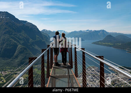 Passerella Romsdalstrappa affacciato Andalsnes, Norvegia. Foto Stock