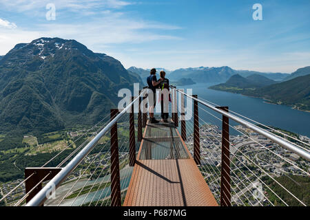 Passerella Romsdalstrappa affacciato Andalsnes, Norvegia. Foto Stock