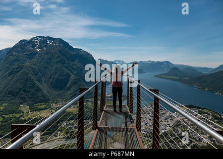 Passerella Romsdalstrappa affacciato Andalsnes, Norvegia. Foto Stock