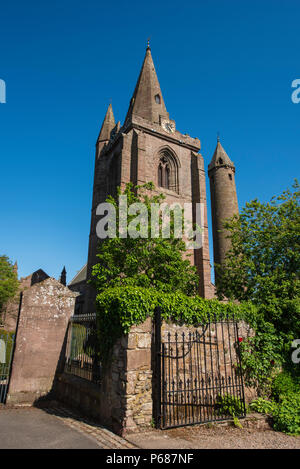 Brechin Cattedrale e la torre rotonda, Angus, Scozia. Foto Stock
