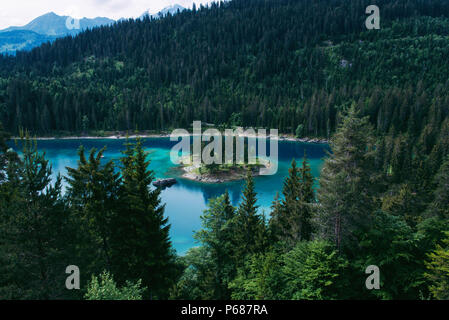 Caumasee lago con una piccola isola che si trova nel mezzo del cristallo lago pulito e vicino a Flims, Svizzera. Foto Stock