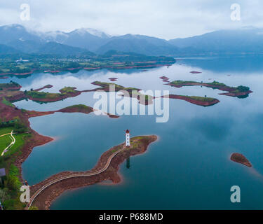 (180628) -- Pechino, 28 giugno 2018 (Xinhua) -- foto aerea adottate il 7 settembre 23, 2017 mostra lo scenario del Lago di Qiandao in Chun'an County, est della Cina di Provincia dello Zhejiang. Progresso globale è stata effettuata in quanto la relazione consegnata al XVIII Congresso nazionale del Partito Comunista della Cina (CPC) nel 2012 incluso lo sviluppo ecologico come un compito importante nel paese del piano globale e ha proposto la creazione di un 'bel' la Cina come un grande obiettivo. (Xinhua/Xu Yu) (wyo)(ZT) Foto Stock