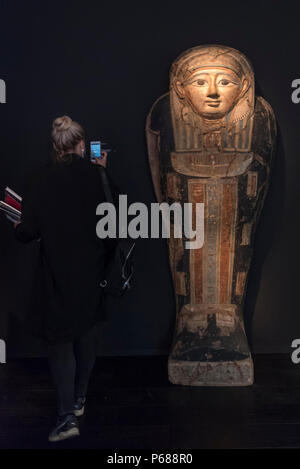 Londra, Regno Unito. Il 28 giugno 2018. Un visitatore visualizza un Egiziano arcophagus 'copertina', del IV secolo A.C. I membri del pubblico visita capolavoro Londra, leader mondiale nel settore del cross-raccolta di arte fiera che si tiene nel parco del Royal Hospital Chelsea. La fiera riunisce 160 espositori internazionali presenti opere dall antichità ai giorni nostri e gestisce 28 Giugno al 4 luglio 2018. Credito: Stephen Chung / Alamy Live News Foto Stock