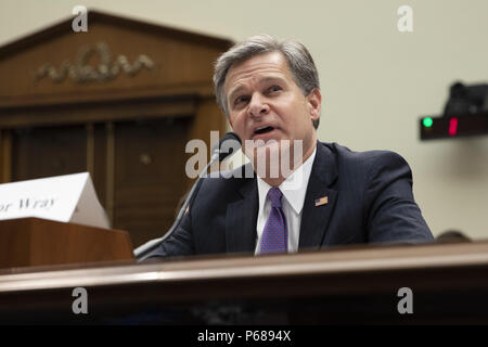 Washington, Distretto di Columbia, Stati Uniti d'America. Il 28 giugno, 2018. Direttore dell'FBI Cristopher Wray testimonia durante una Camera dei rappresentanti degli Stati Uniti Comitato Giudiziario audizione del Campidoglio di Washington, DC, il 28 giugno 2018. Credito: Alex Edelman/CNP Credito: Alex Edelman/CNP/ZUMA filo/Alamy Live News Foto Stock