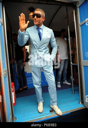 Milano, Lapo Elkann presenta la sua nuova linea di occhiali giri sul tram Lapo Elkann arriva in Piazza Fontana per presentare la sua nuova linea di occhiali per la stampa. Per questo motivo egli ha affittato un tram nel pomeriggio e per un paio di giorni fino al 1 luglio su cui i fotografi e videografi sono stati invitati. Foto Stock