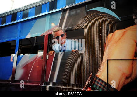 Milano, Lapo Elkann presenta la sua nuova linea di occhiali giri sul tram Lapo Elkann arriva in Piazza Fontana per presentare la sua nuova linea di occhiali per la stampa. Per questo motivo egli ha affittato un tram nel pomeriggio e per un paio di giorni fino al 1 luglio su cui i fotografi e videografi sono stati invitati. Foto Stock