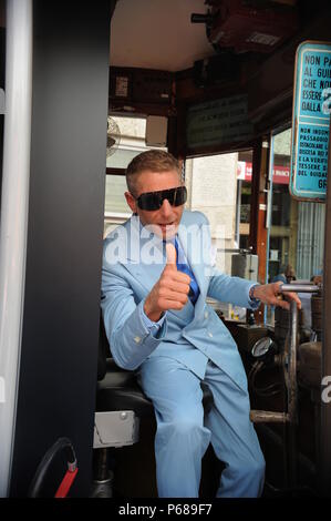 Milano, Lapo Elkann presenta la sua nuova linea di occhiali giri sul tram Lapo Elkann arriva in Piazza Fontana per presentare la sua nuova linea di occhiali per la stampa. Per questo motivo egli ha affittato un tram nel pomeriggio e per un paio di giorni fino al 1 luglio su cui i fotografi e videografi sono stati invitati. Foto Stock