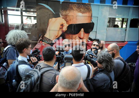Milano, Lapo Elkann presenta la sua nuova linea di occhiali giri sul tram Lapo Elkann arriva in Piazza Fontana per presentare la sua nuova linea di occhiali per la stampa. Per questo motivo egli ha affittato un tram nel pomeriggio e per un paio di giorni fino al 1 luglio su cui i fotografi e videografi sono stati invitati. Foto Stock