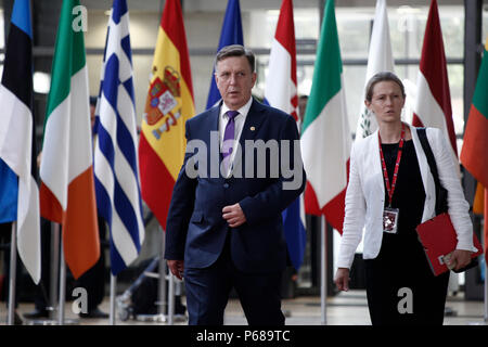 Bruxelles, Belgio su Jun. 28, 2018. Primo Ministro della Lettonia, Maris Kucinskis arriva per un incontro con i dirigenti dell'Unione europea. Foto Stock