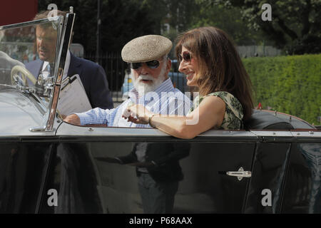 Londra, Regno Unito. Il 28 giugno, 2018. S.a.r. il principe Michael di Kent test drive un 1932 Rolls Royce Phantom II a giudicare della sfolgorante Concours d'éléphant flotta di veicoli personalizzati presso il Royal Hospital Chelsea. Credito: amanda rose/Alamy Live News Foto Stock